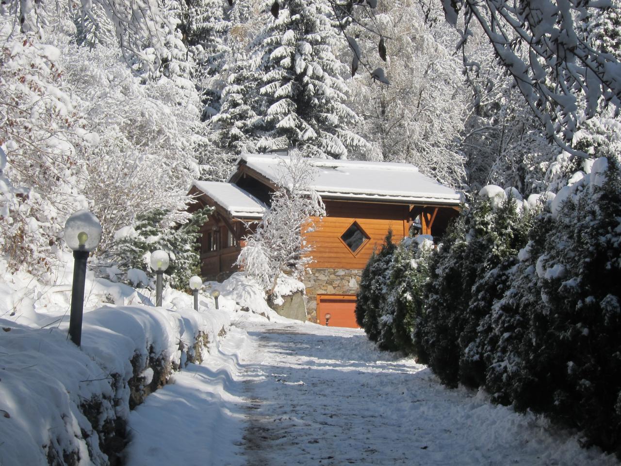 Chalet sous la neige